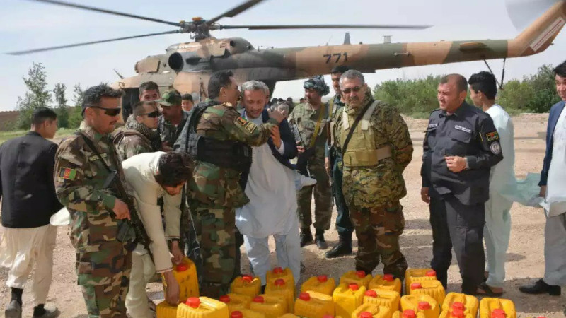 ارتش-ملی-به-متضررین-سیلاب-ها-در-بلخ-کمک-کرد