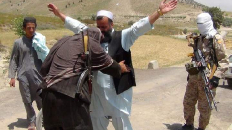 طالبان-در-مسیر-شاهراه-کابل-غور-از-مردم-باج-می‌گیرند
