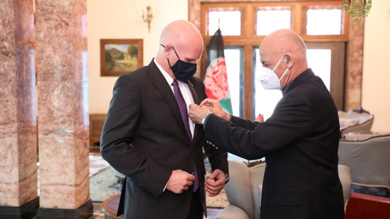 رییس-جمهور-غنی-به-سفیر-کانادا-در-کابل-مدال-تفویض-کرد
