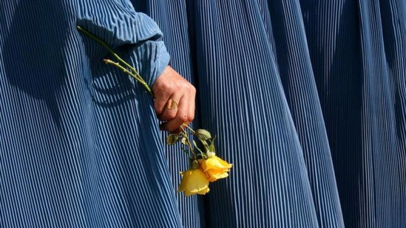 زنان-در-سال-جدید،-درخت-صلح-می-کارند