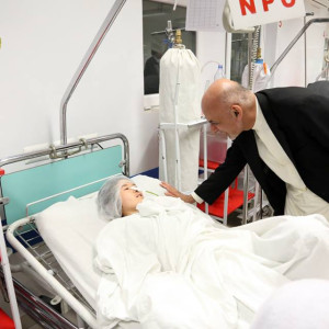 رئیس-جمهور-غنی-به-عیادت-زخمیان-حادثه-تروریستی-زیارتگاه-سخی-رفت