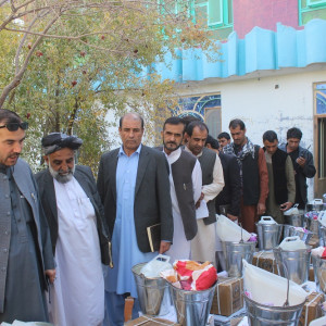 -خانوادهی-بیجا-شده-در-فراه-بسته-های-کمکی-دریافت-کردند