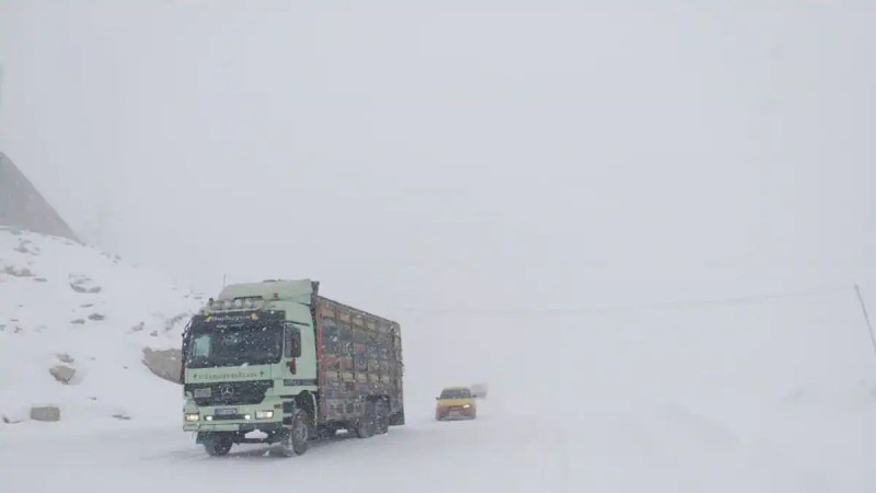 شاهراه-سالنگ-و-راههای-مواصلاتی-بامیان-به-دلیل-برفباری-و-توفان-مسدود-شدند