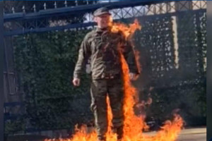 افسر امریکایی خودش را آتش زد