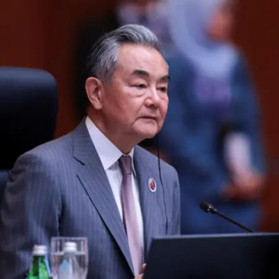 وانگ-یی-هیچ-کشوری-حق-«قاضی-جهان»-بودن-را-ندارد