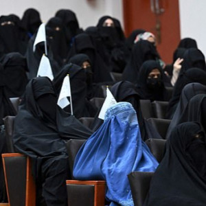 دانشجویان-دختر-باید-حجاب-سیاه-داشته-باشند