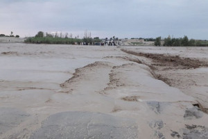 شاهراه کابل- قندهار در اثر سیلاب بر روی ترافیک مسدود شد