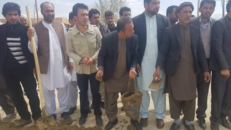 به-رسم-اعتراض-یک-جاده-در-ولایت-کاپیسا-کاه-گل-شد