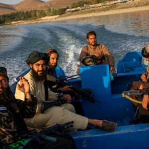 سربازان-از-گشتو-گذار-بیجا-و-پوشیدن-لباس-شیک-خودداری-کنند