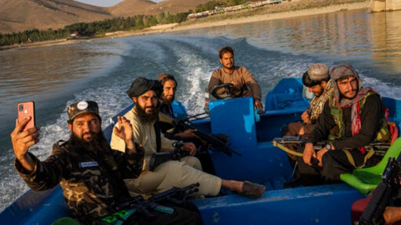 سربازان-از-گشتو-گذار-بیجا-و-پوشیدن-لباس-شیک-خودداری-کنند