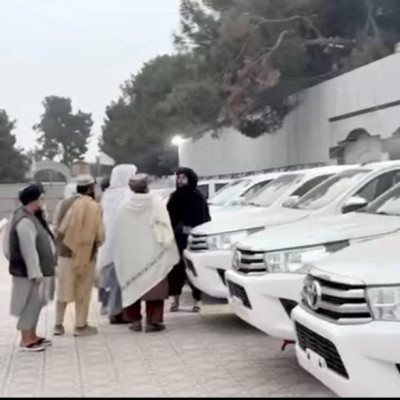 والی-بلخ-برای-ولسوالهای-این-ولایت-موترهای-نوع-هایلکس-توزیع-کرد