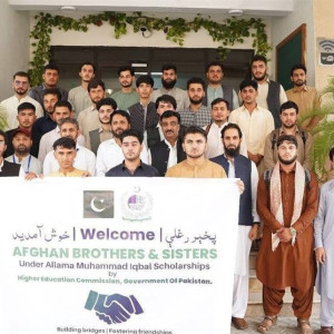 صدها-دانشجوی-افغان-با-بورسیه-«علامه-اقبال»-وارد-پاکستان-شدند