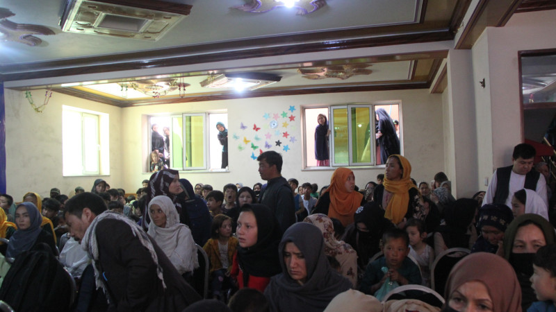کابل؛-برای-بیش-از-۴۰۰-کودک-یتیم-لباس-و-هدیه-عیدی-توزیع-شد