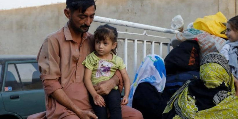 اخراج بیش از ۸۰۰ صد‌ها مهاجر افغان از پاکستان 